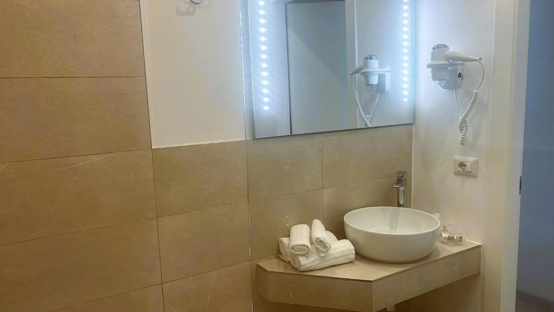 Hotel Biancamano Rimini 3*,